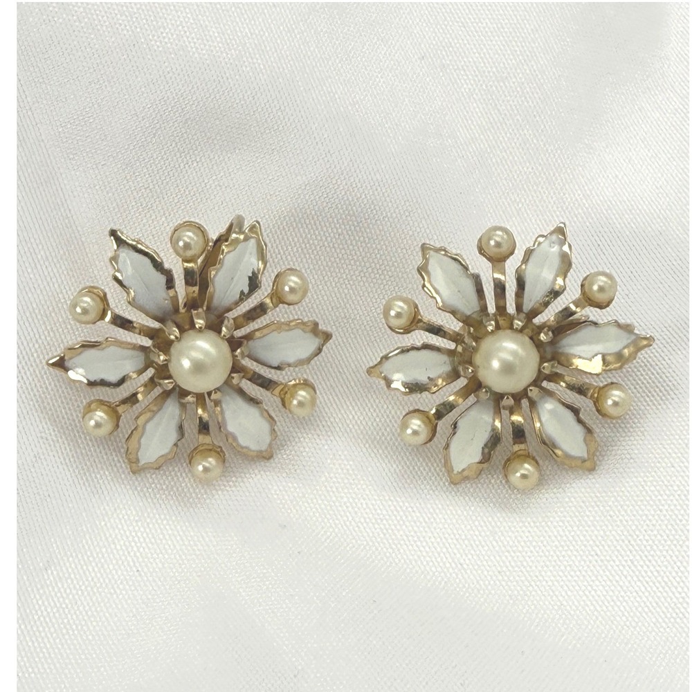 Vintage Elegant Faux Pearl White Daisy Enamel Floral Sunburst Clip On Earrings